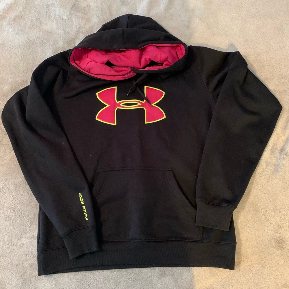 🎀 3/$20 pink and black under armor sweatshirt